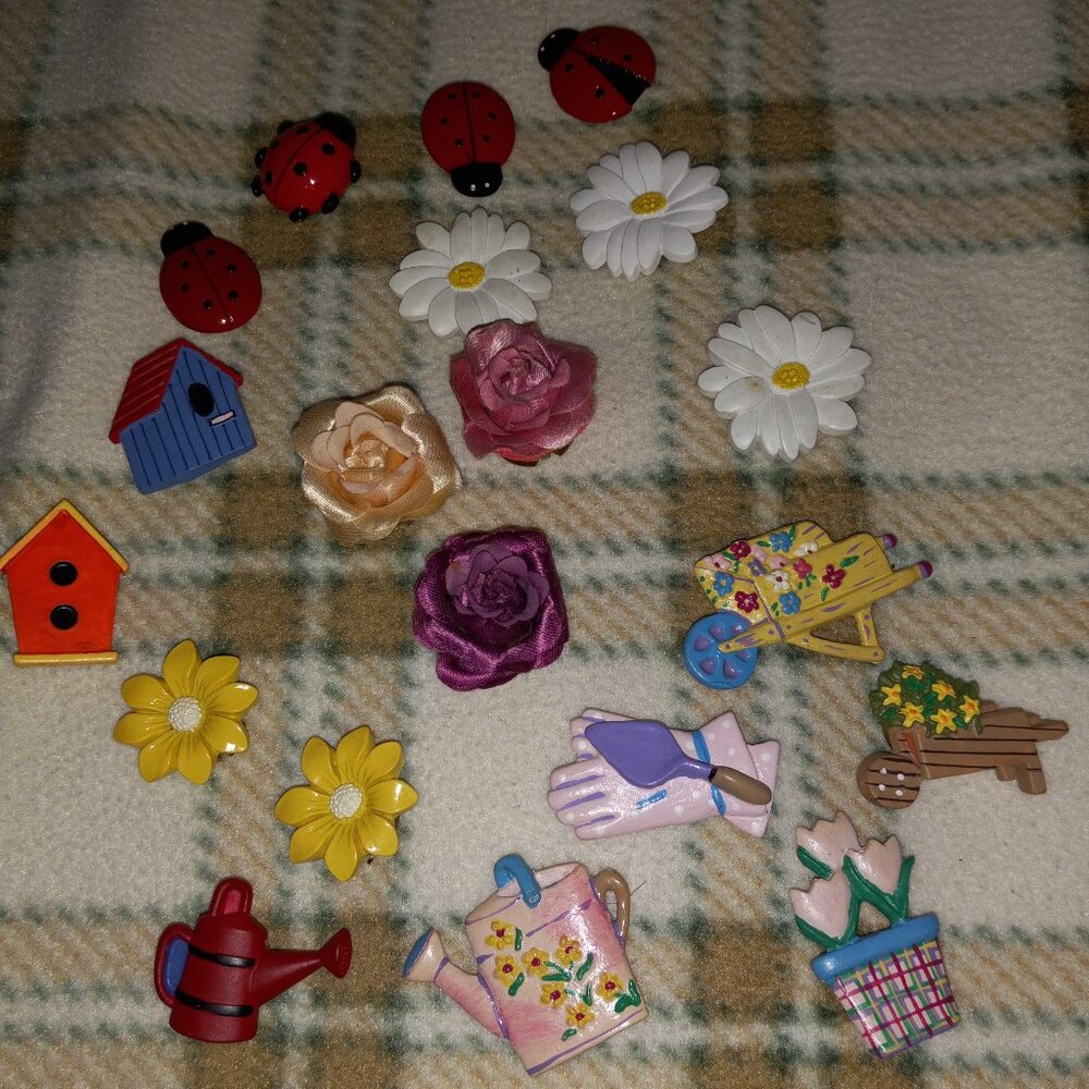 20 Vintage floral/Garden theme button covers